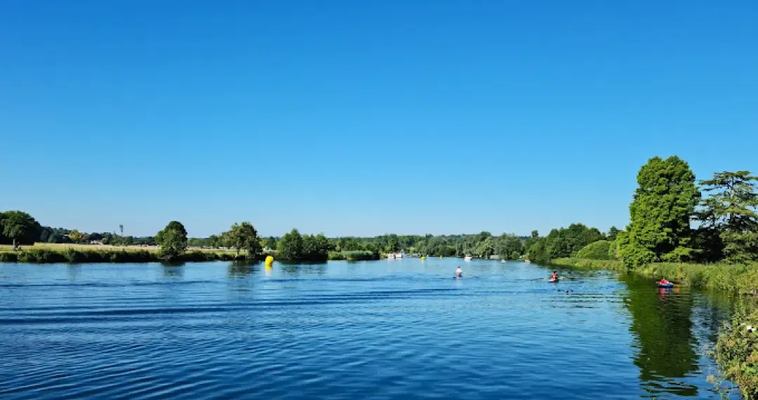River Thames allows for activities such as rowing, boating, and leisurely walks along the riverbank