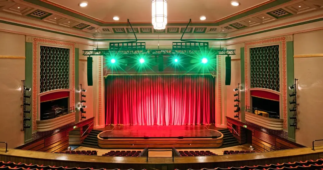 Great Hall dvanced 770-seat theatre with retractable seating playing host to graduation ceremonies, formal dances