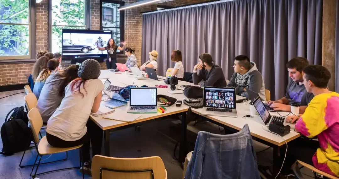 The rooms can accommodate different group sizes, making them suitable for small meetings or larger workshops