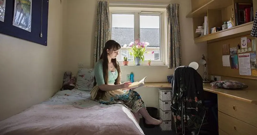 Loring Hall offers en suite and large en suite rooms located on campus, so you’ll never be late for a lecture