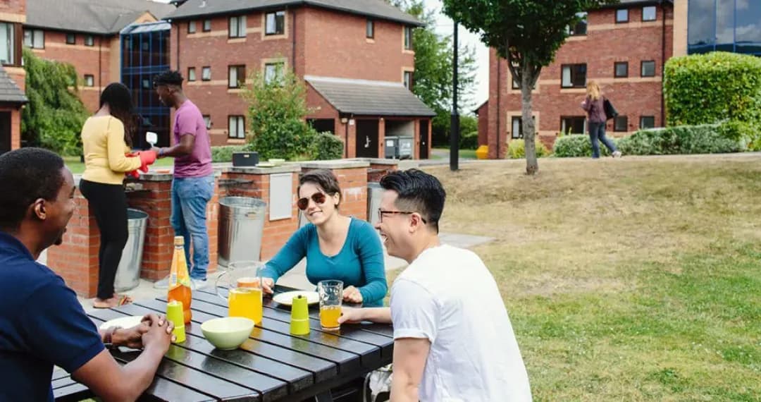 Montague Burton is a comfortable and convenient base from which to explore the culturally rich and diverse city