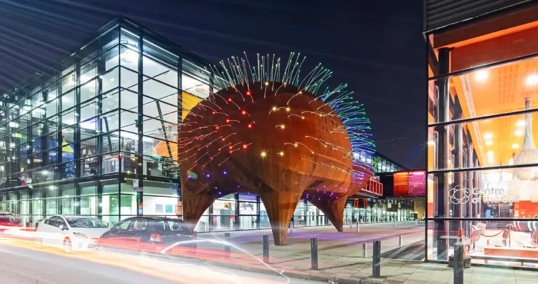 Neuron Pod is inspired by the shape of a neuron (nerve cell) reflecting QMUL’s focus on medical and scientific research