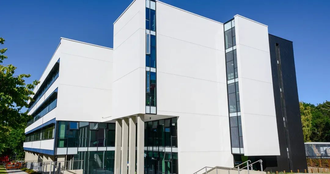 New Science Building is home to multi-use science and engineering labs and nine large seminarrooms on the groundfloor