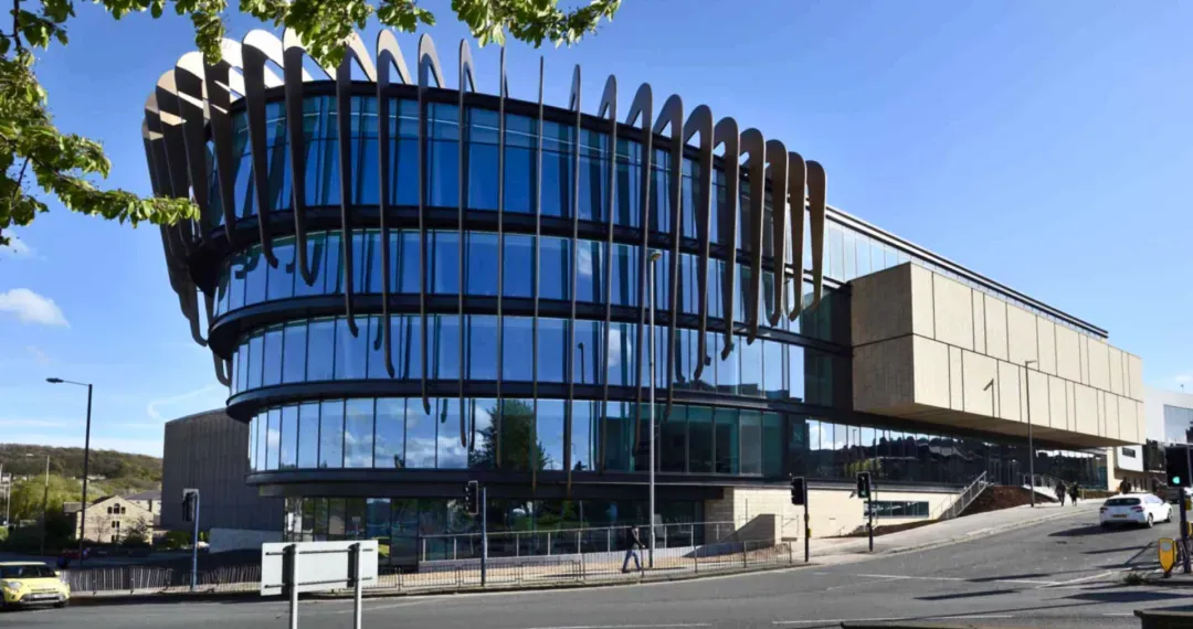 Oastler is equipped with modern lecture theatres, seminar rooms, and mock courtrooms for law students