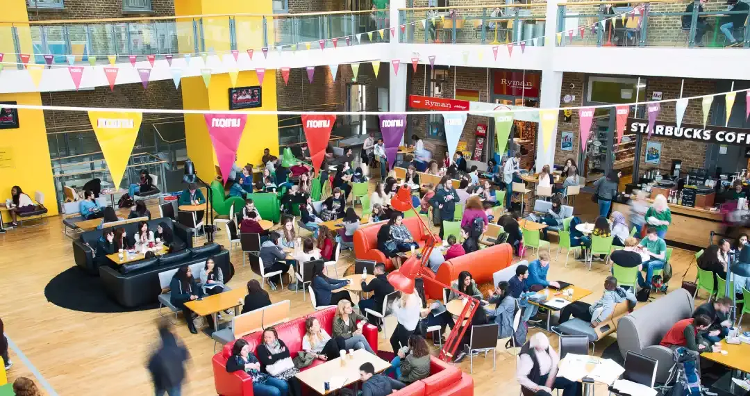 Percy Gee features a variety of areas for social gatherings, including cafés, restaurants, and bars