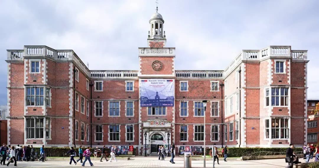 Students' Union, includes a huge gig and events space, 24-hour computer clusters, Starbucks, and a bar