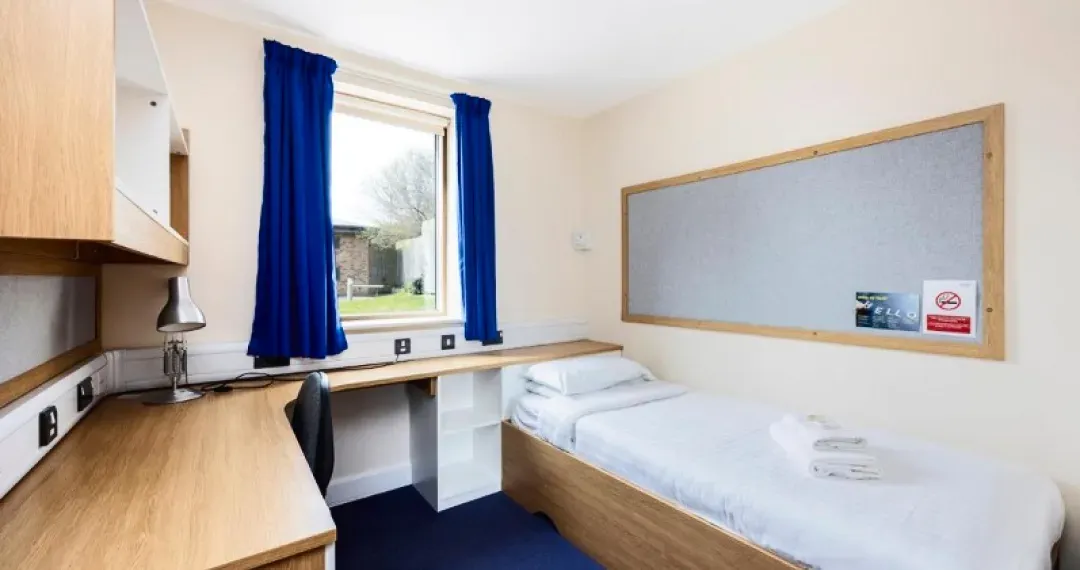 Westminster Hall provide single en-suite bedrooms, with shared kitchen and lounge areas and free Wi-Fi is available