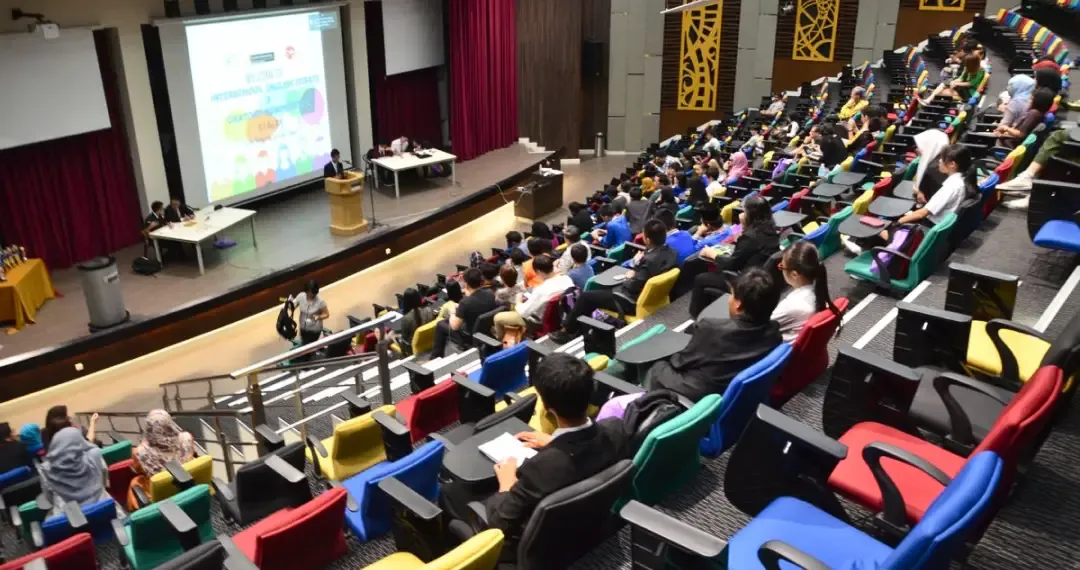 Auditorium can accommodate up to ~400 people, making it suitable for medium‑to‑large events