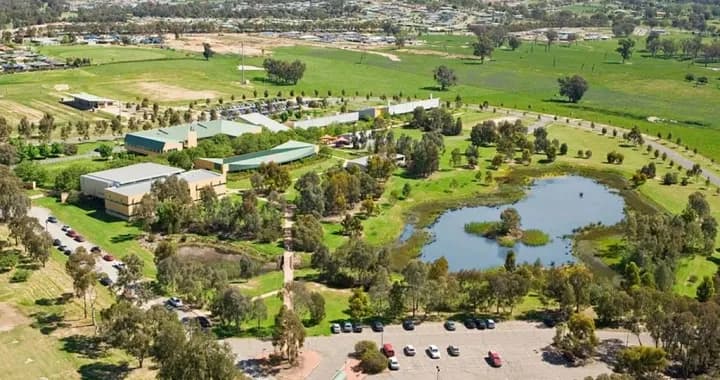 Join a close knit community against the backdrop of the Murray River, snowfields and historic towns
