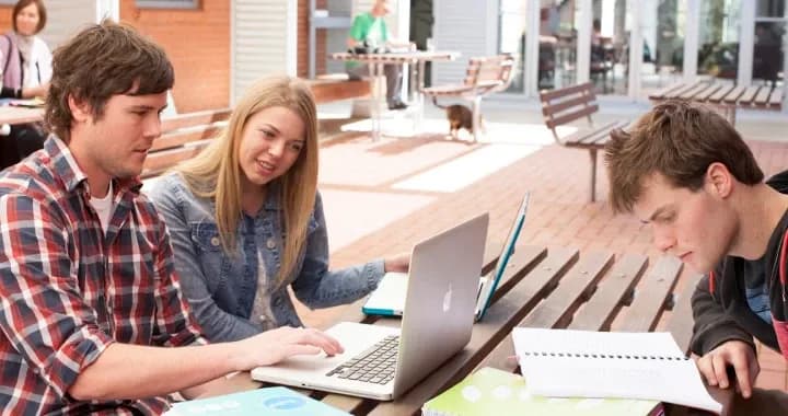 Foyer Campus is used mostly by student as a study space and discussion outdoor area
