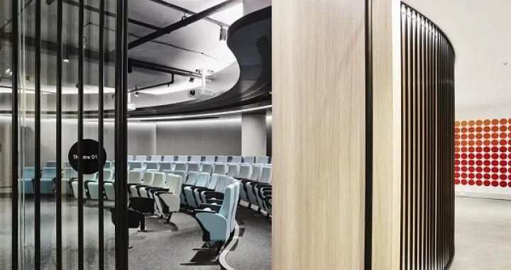 A further 180 informal learning seats are configured in booths, desks, chairs and lounges