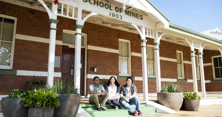 It offers a fascinating insight into Kalgoorlie’s mining history, and houses more than 3,000 mineral specimens