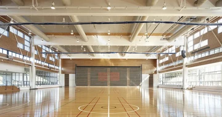 Curtin Stadium is an adaptable and exciting venue for all types and sizes of events. Featuring a large multiple-purpose indoor arena with tiered seating, access to an outdoor oval and undercover area and meeting rooms