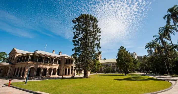 Eastern side of the Old Government House, this lawn is shaped like a kidney