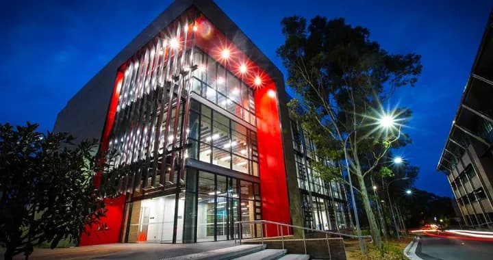 The three-level, 7,000 square metre Sciences Teaching Facility