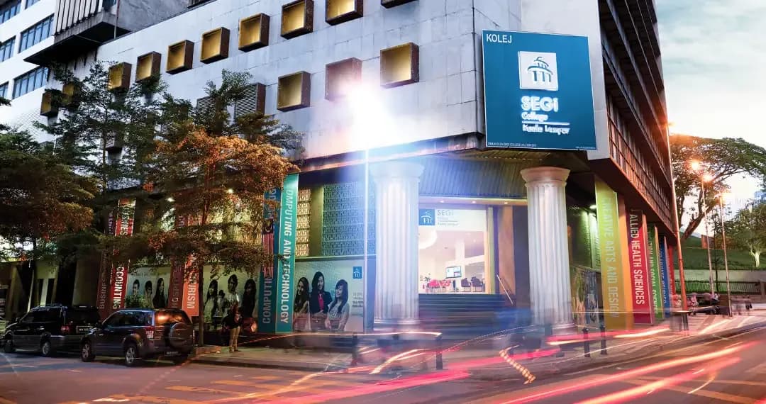 SEGi Kuala Lumpur offering students easy access to public transport (including Masjid Jamek LRT station nearby)