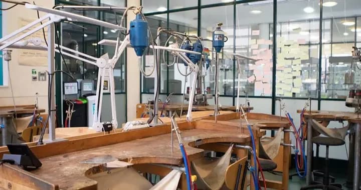 The Jewellery workshops are set up in the same way as those used by practitioners in the jewellery industries.
